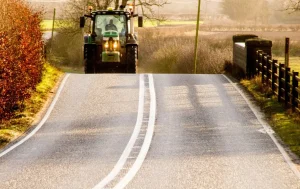 tracteur qui roule sur la route (1)